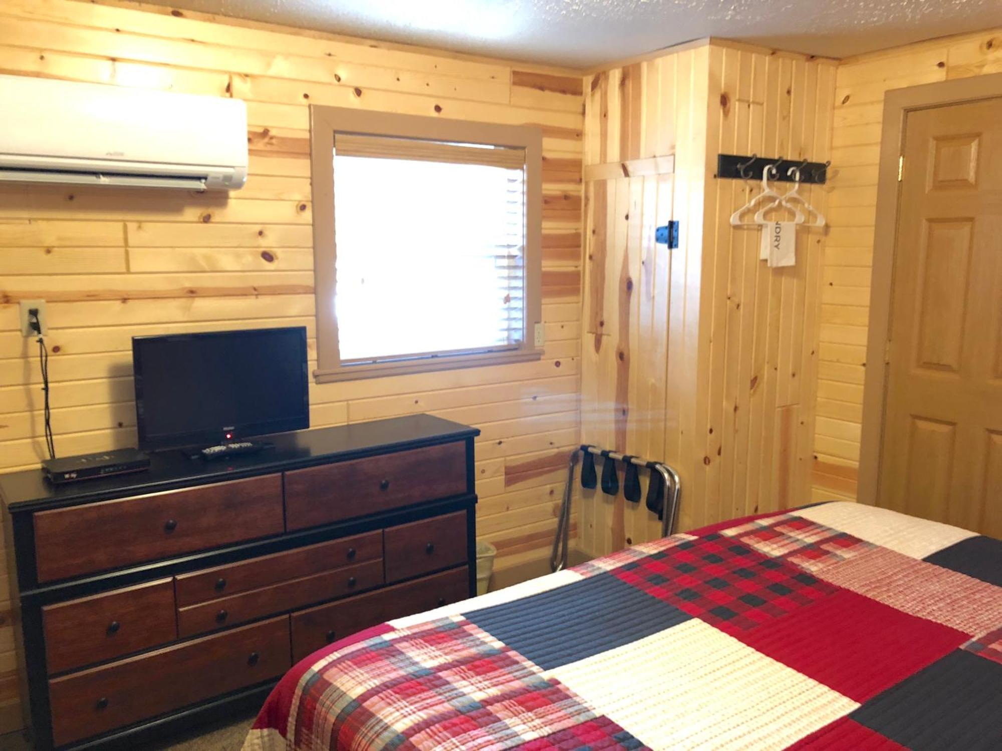 Rockerville Lodge & Cabins Кийстоун Стая снимка